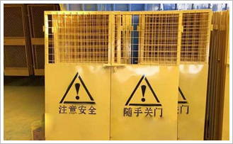 护栏网电梯防护门:用于电梯井道的防护作用，防止发生意外事故！防护门用料：四周角钢固定，中间一道横梁，菱形网片覆盖。两侧各两个用于固定防护门的构件。产品规格：1.5m*1.2m在标准护栏网电梯防护门之前