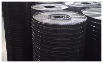 黑丝电焊网是用优质铁亮丝，低碳钢铁丝排焊而成，网面平整、网目均匀、焊点牢固、局部机加工性能良好、稳定、防腐、防蚀性好。特点：更具耐酸、耐碱、焊接牢固、美观、防腐蚀性能好、用途广泛等特点。用途：黑丝电焊