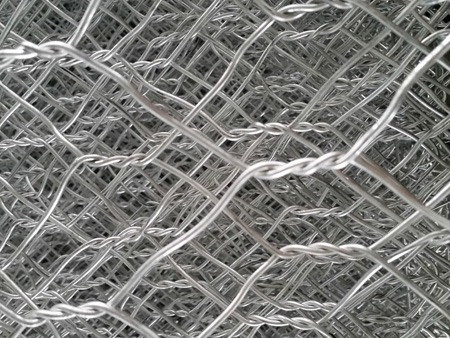 铅丝石笼网是指用重型六角网作的箱型网笼，因此又称之为“石笼网或者石笼网网箱”，欧洲也叫格宾网,格宾石笼。铅丝石笼网规格：网丝直径：2.0mm-4.0mm网孔尺寸：70mm*90mm、80mm*100m